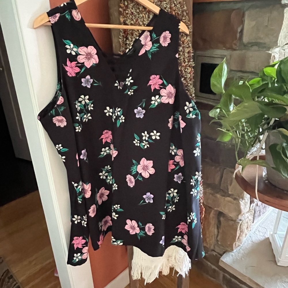 Sleeveless floral tunic EUC